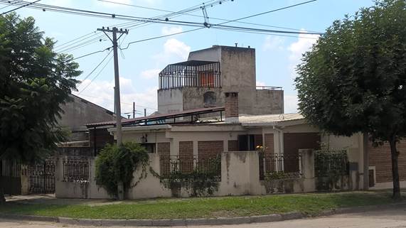 Casa en frente de edificio

Descripción generada automáticamente con confianza media