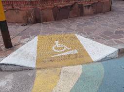 Imagen que contiene exterior, edificio, calle, banqueta

El contenido generado por IA puede ser incorrecto.