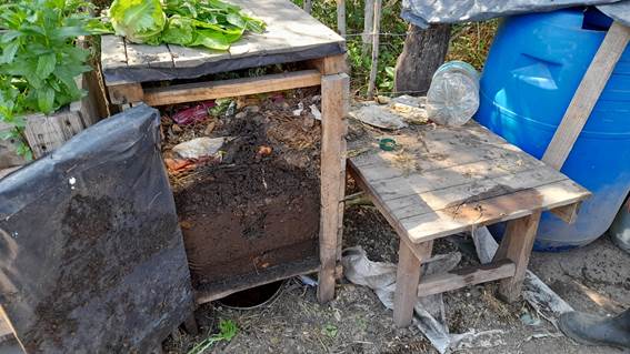 Imagen que contiene exterior, tabla, pasto, silla

El contenido generado por IA puede ser incorrecto.
