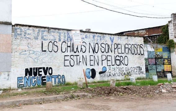 Edificio con letrero en la calle

Descripción generada automáticamente con confianza media